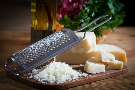 Parmezan jako składnik makaronów, mięs i sałatek