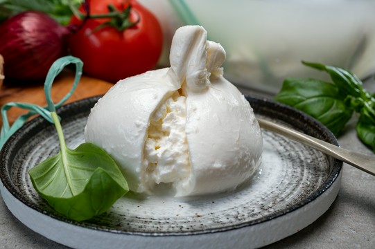 Ser Burrata - smaczne połączenie mozzarelli i śmietany